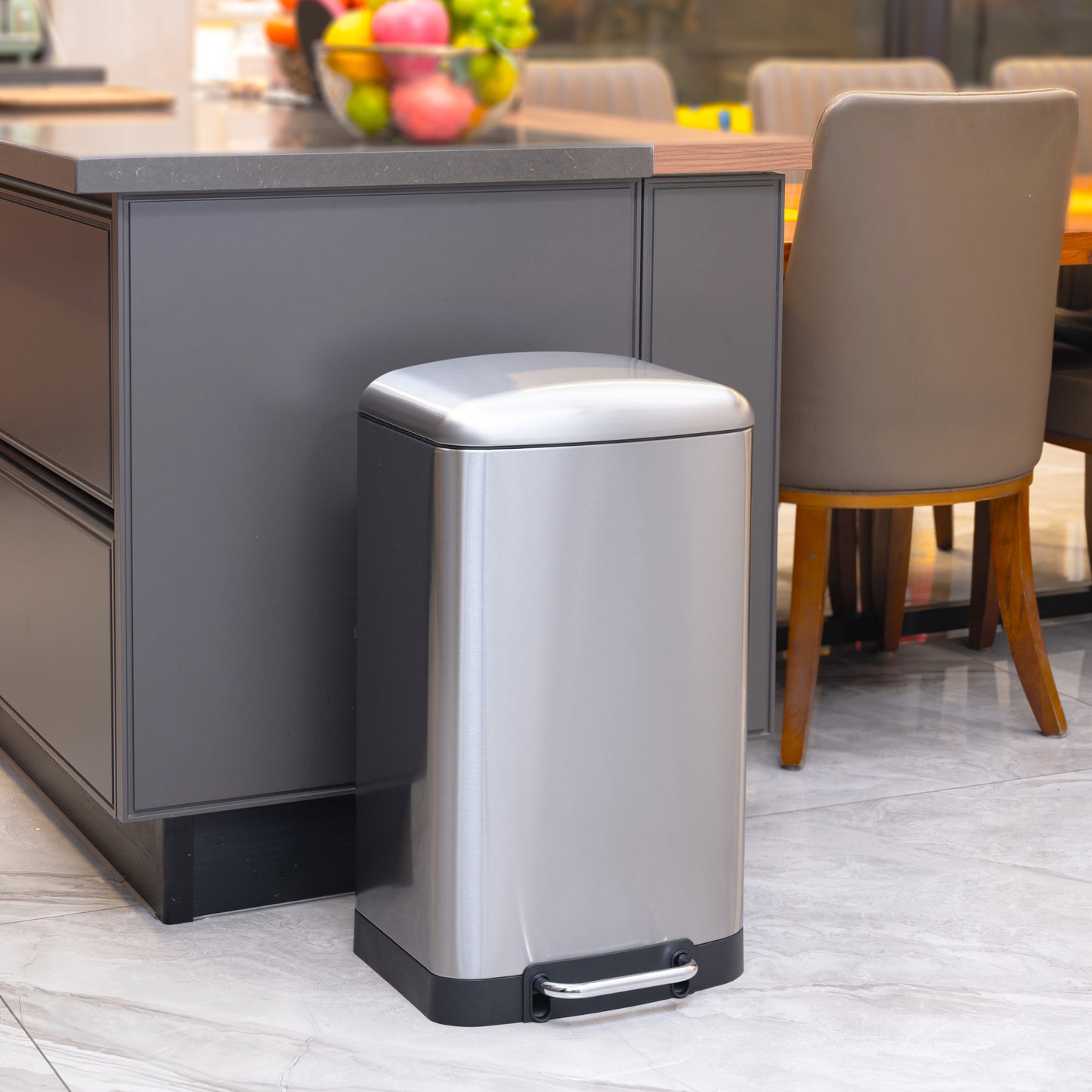 Cubo de basura de acero inoxidable BinMax de 40 litros con cierre suave y pisable para cocina, color plateado
